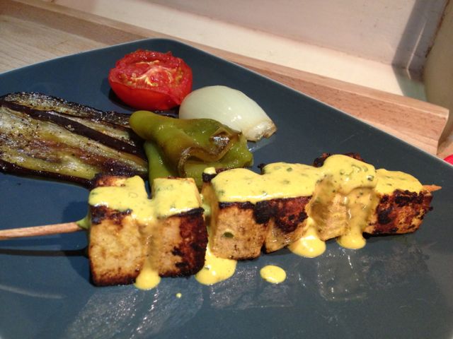 Brochettes de Tofu au Curcuma