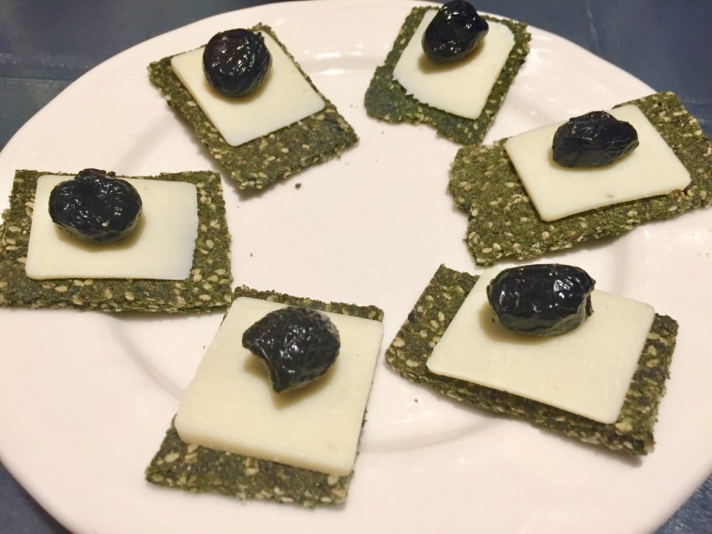 Crackers chou rave moringa gros plan parmesan olives - 1